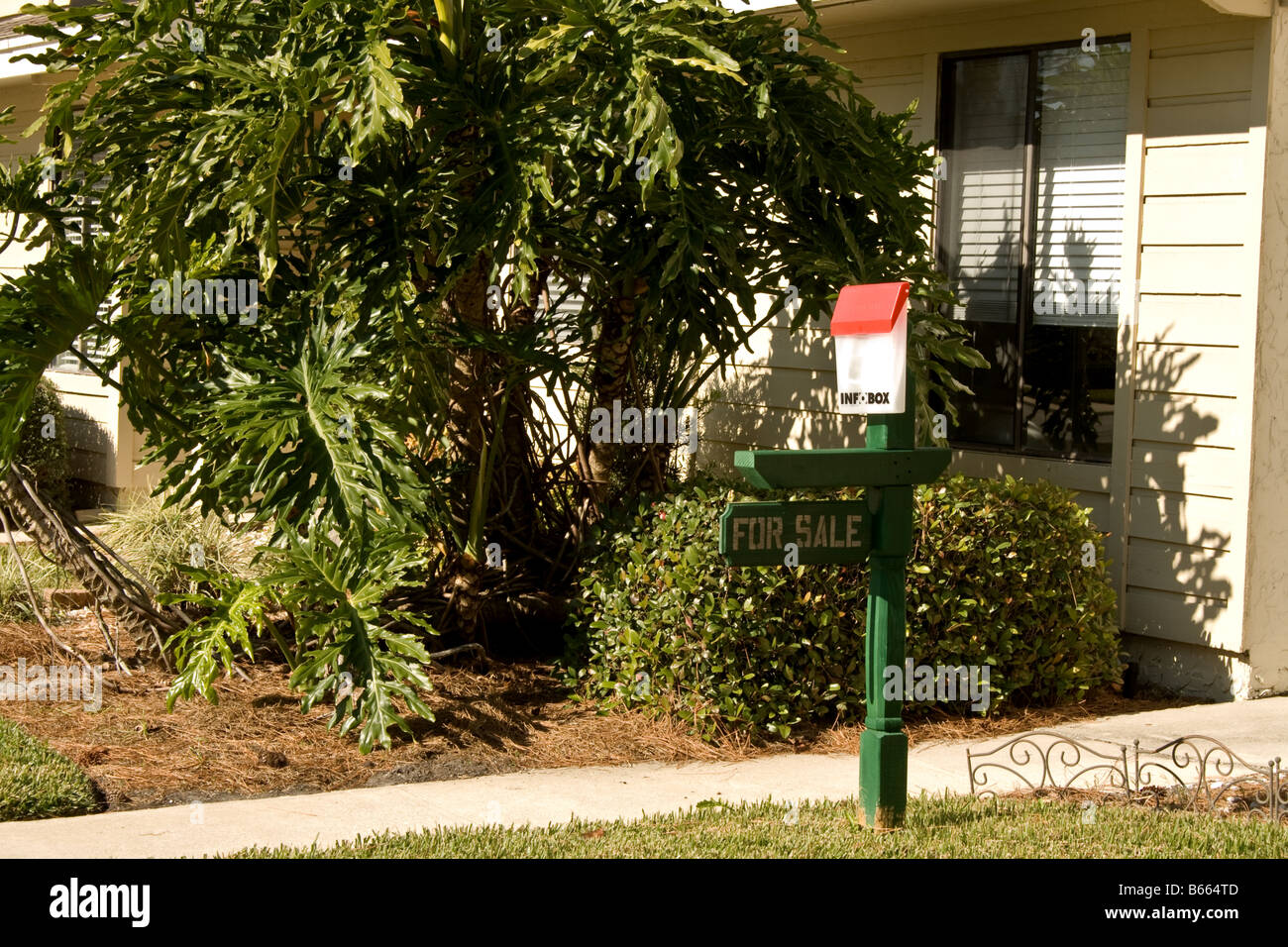 À vendre par propriétaire de signer et de l'information en face d'un condominium en Floride Banque D'Images