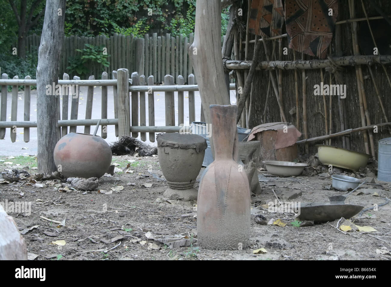 Une petite hutte de style africain poterie afficher Banque D'Images