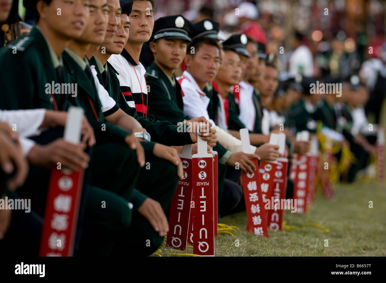 Policiers chinois reste leur 'quiet' plaques sur l'herbe au cours de la ronde finale de l'Omega 2008 Coupe du Monde de Golf Banque D'Images