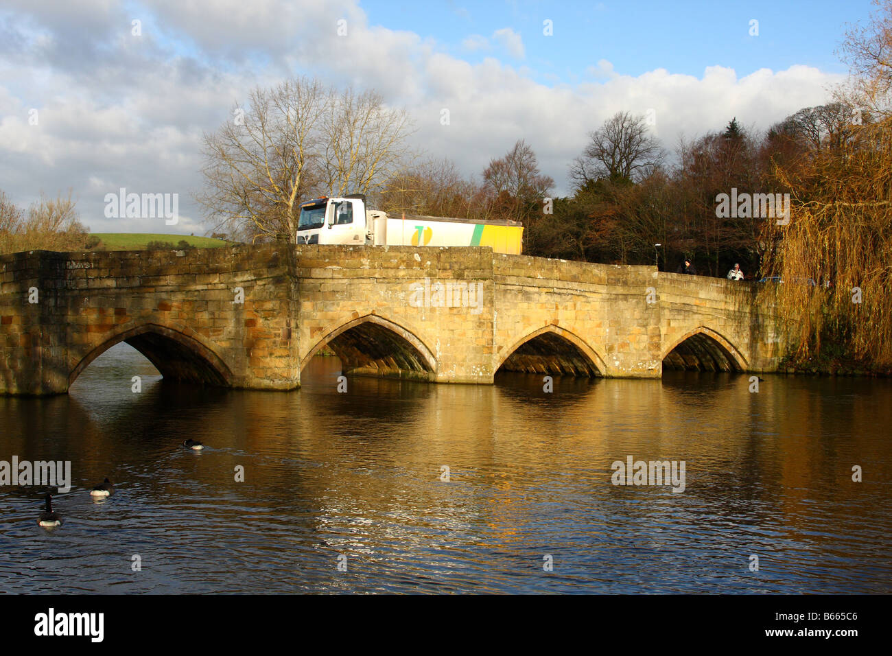 Passage de poids lourds un étroit pont sur la rivière Wye à Bakewell, Derbyshire, Angleterre, Royaume-Uni Banque D'Images