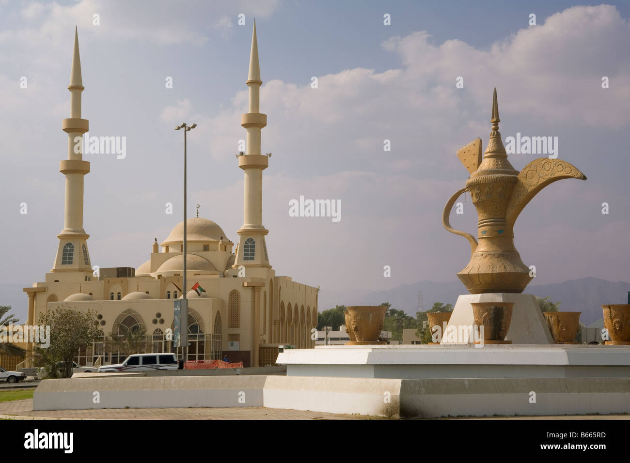 Emirats Arabes Unis Fujairah Mosque et de circulation rond-point avec une théière Banque D'Images