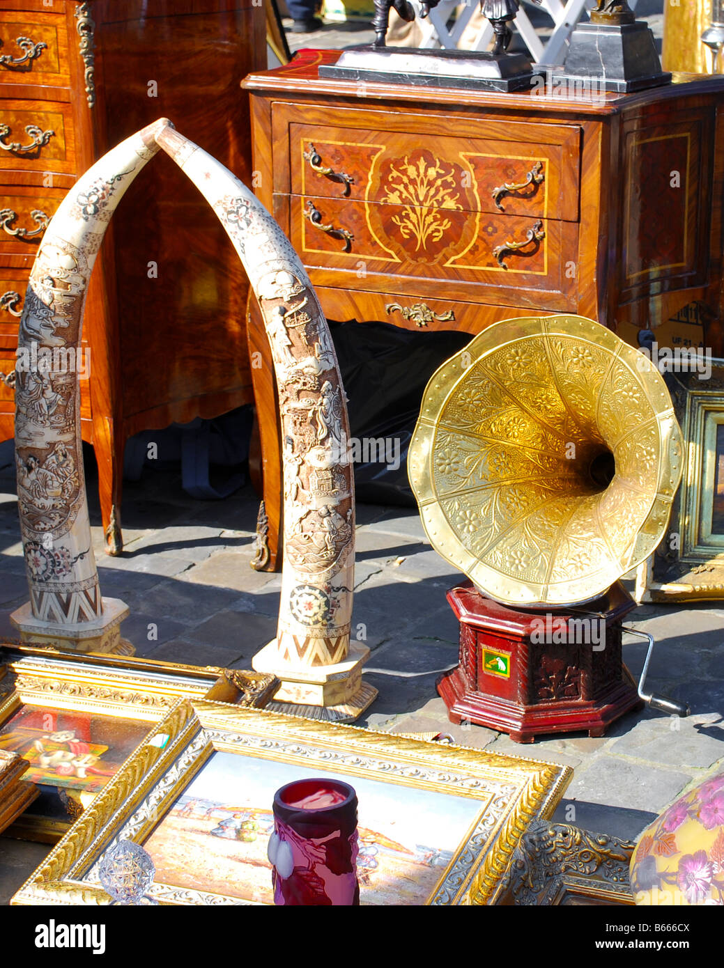 Vieux gramophone laiton avec trompette, défenses d'ornement au marché aux puces, Gand Banque D'Images