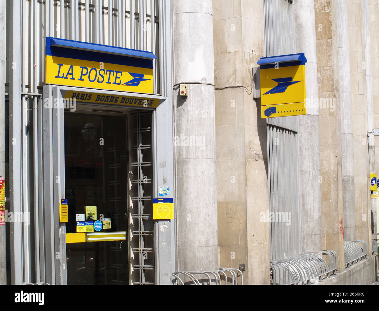 La Poste (bureau de poste) paris france Photo Stock - Alamy