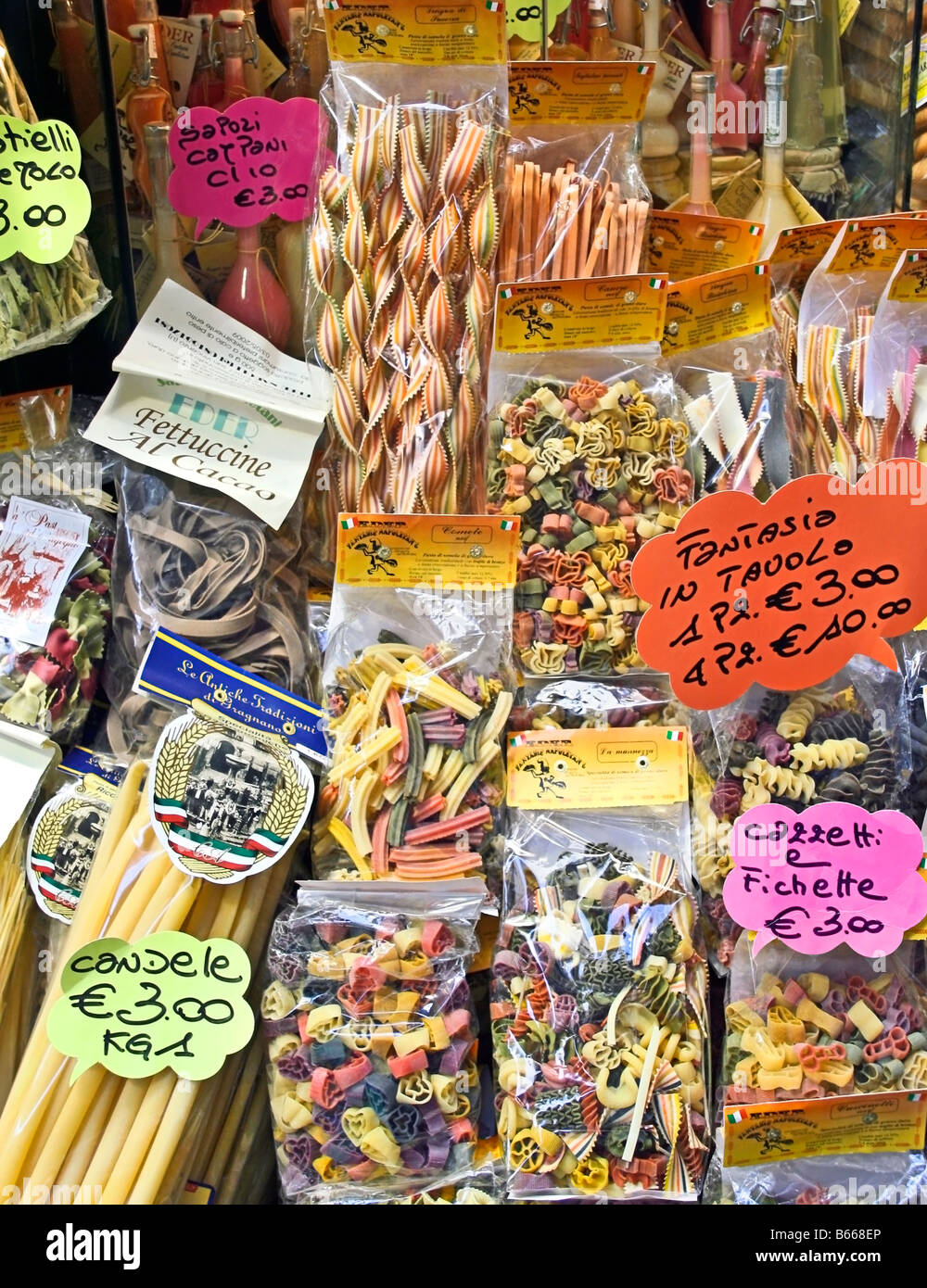 Les pâtes sèches, vu ici à Naples' Centro Storico, vient dans une variété de formes et de couleurs. Non présenté par Marco Polo (voir info ci-dessous). Banque D'Images