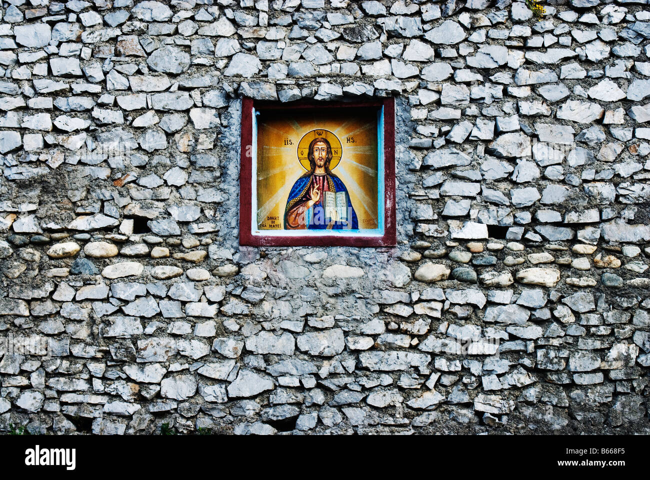 Icône religieuse situé dans un mur de pierre dans les montagnes en Roumanie Banque D'Images
