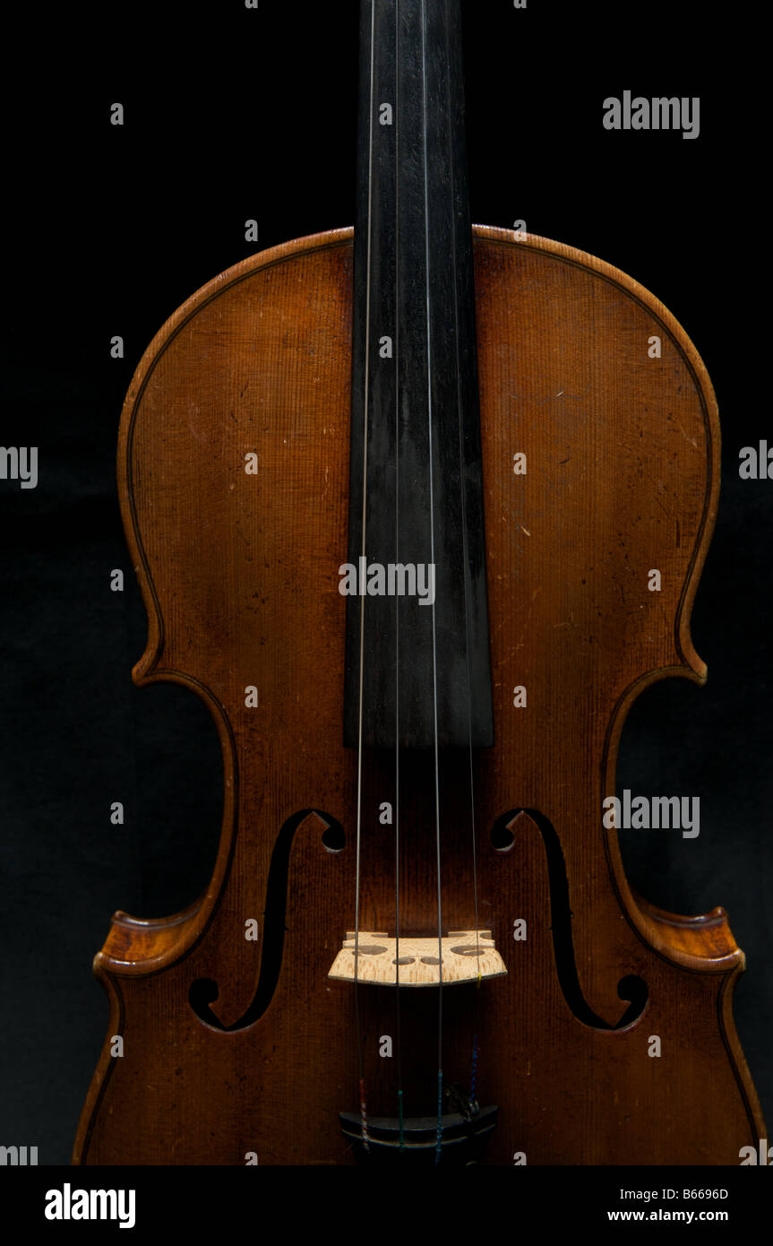 Détail d'un violon sur fond noir en studio. Banque D'Images