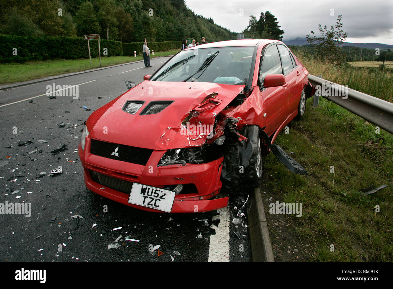 Les lieux d'un accident de la route impliquant une collision frontale entre deux voitures sur une route rurale en Ecosse, Royaume-Uni Banque D'Images