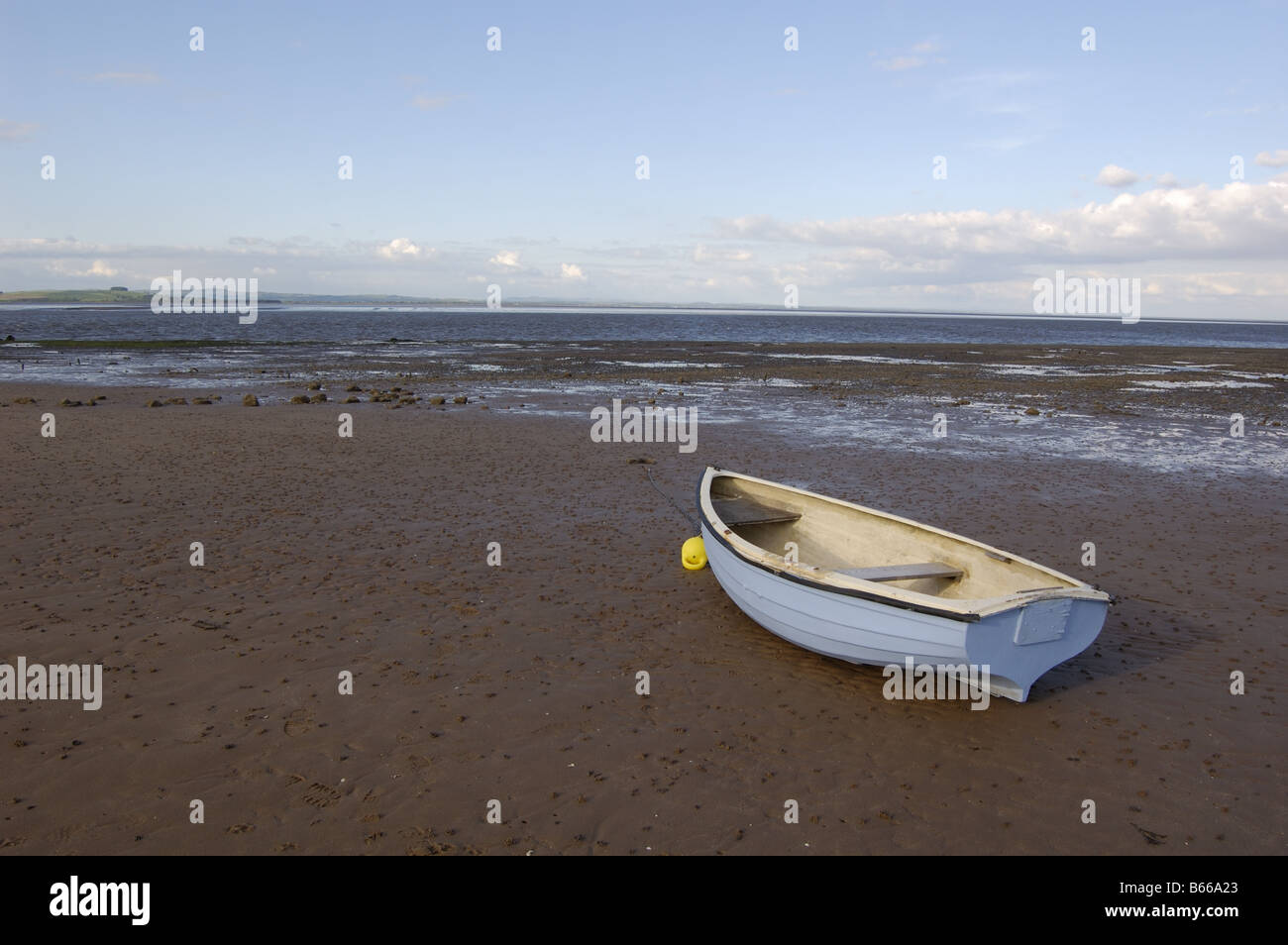 Petit bateau sur la plage à Carsethorn près de Dumfries Scotland Banque D'Images