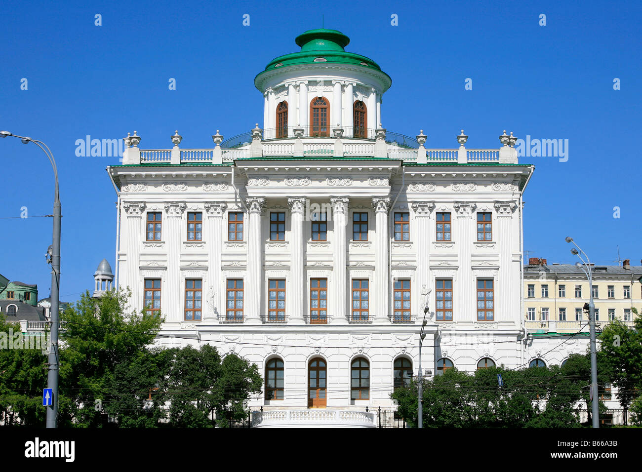 Le 18ème siècle maison Pachkov néoclassique (1786) par Vassili Bajenov à Moscou, Russie Banque D'Images Le 18ème siècle maison Pachkov néoclassique (1786) par Vassili Bajenov à Moscou, Russie Banque D'Images