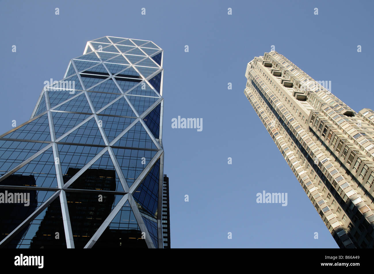 Gratte-ciel de New York contre un ciel bleu Nord USA Hearst Tower de 47 étages Banque D'Images