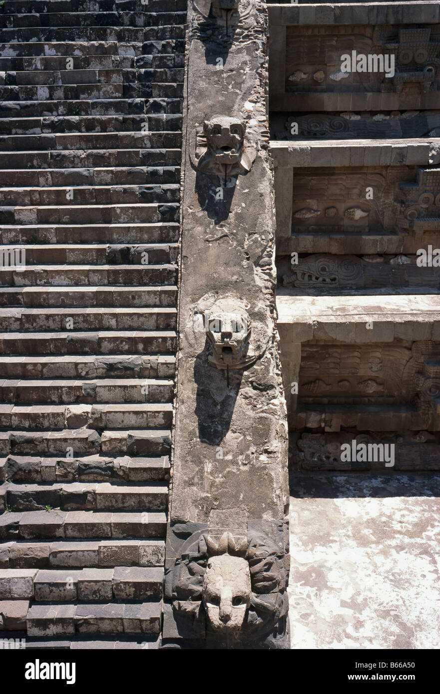 Mexique Teotihuacan Quetzalcoatl escaliers avec des masques Banque D'Images