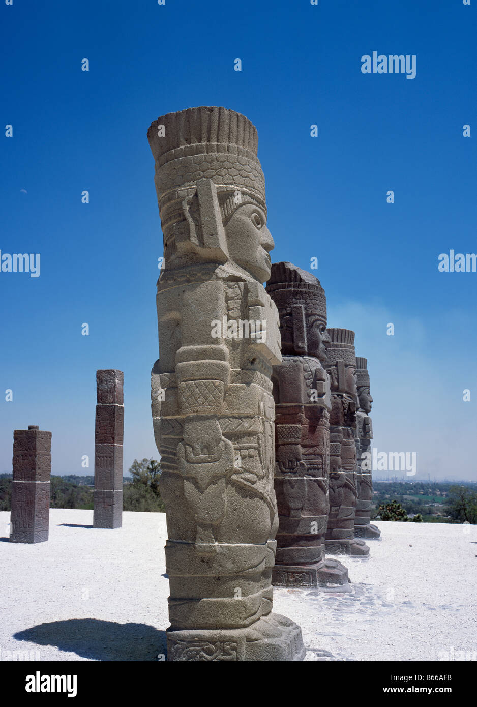 Mexique Tula Atlantes sur Pyramide B Banque D'Images