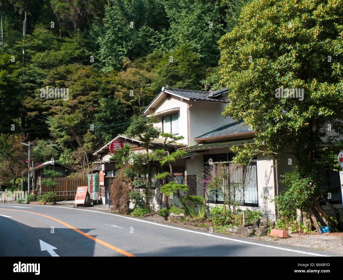 Petite boutique d'alcool routière dans la préfecture d'Oita au Japon Banque D'Images