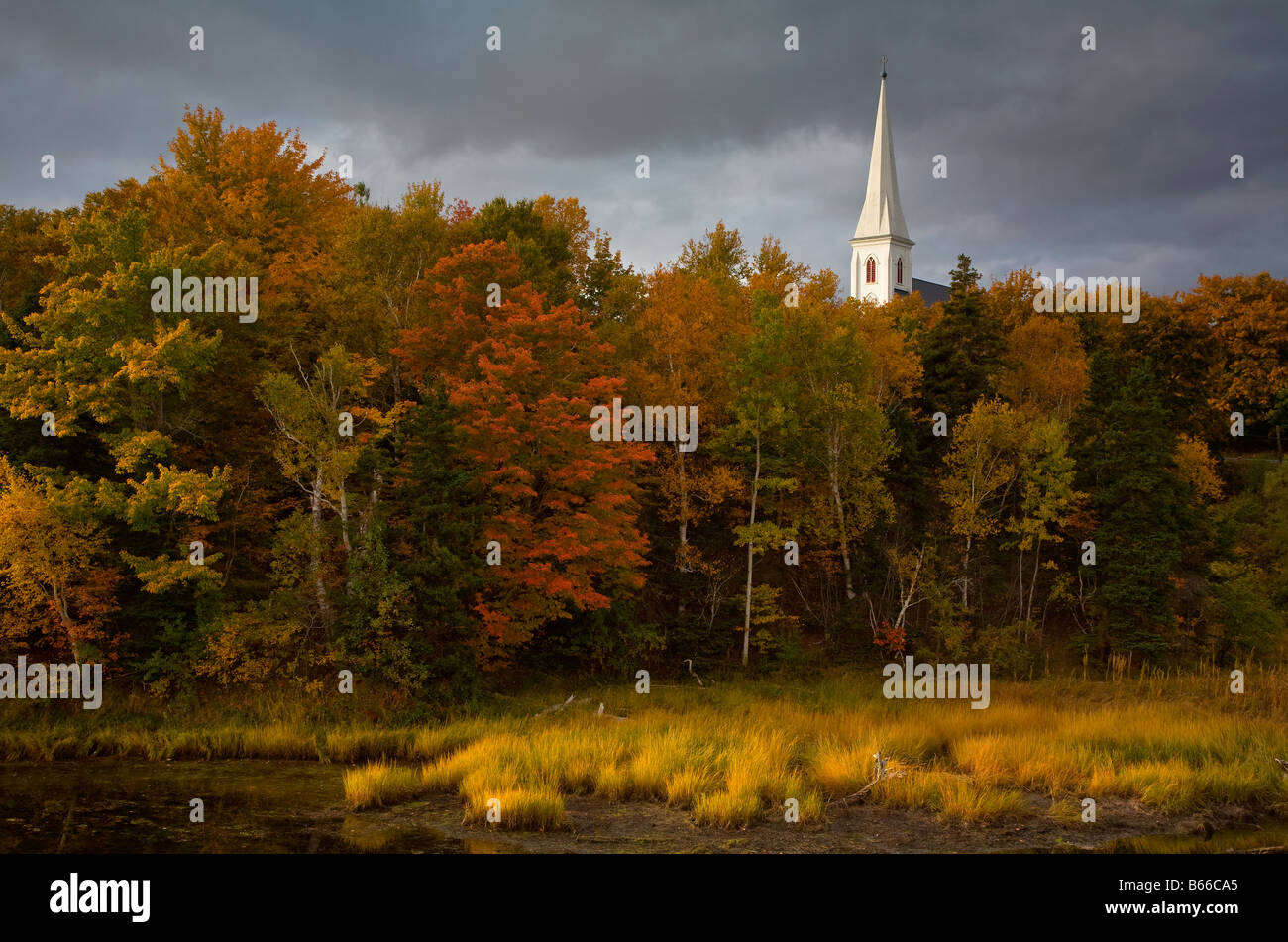 St Mary s'église paroissiale et couleurs d'automne Mabou Cap-breton Nouvelle-Écosse Canada Banque D'Images
