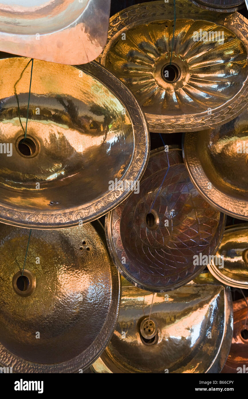 Cuivre, laiton, bronze et de couleur argent, éviers à vendre à Marrakech au  Maroc, le souk Photo Stock - Alamy