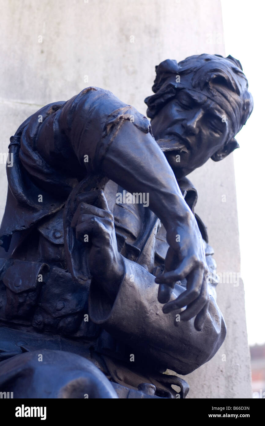 Un mémorial de guerre à l'extérieur de la bibliothèque centrale à Croydon, Londres, Engand. Banque D'Images