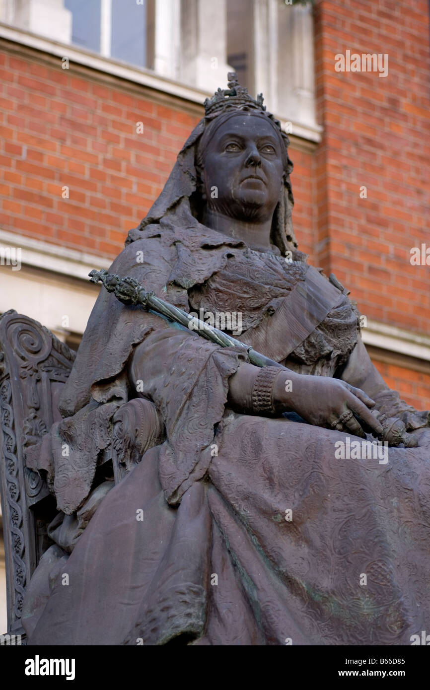 Une statue de la reine Victoria à l'extérieur de la bibliothèque publique de Croydon, Londres, Angleterre. Banque D'Images