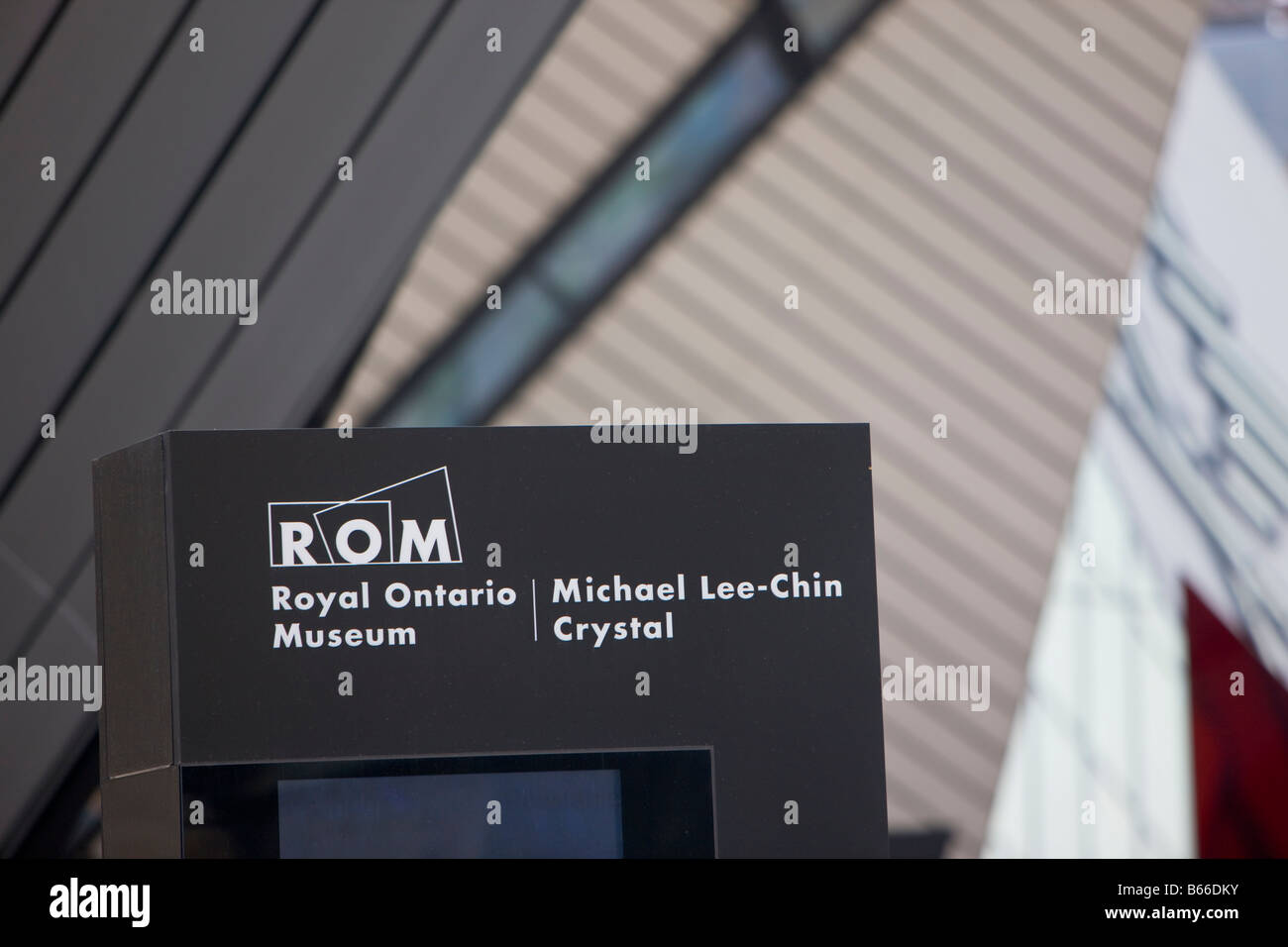 Inscrivez-vous à l'extérieur du Musée royal de l'Ontario et le Michael A. Lee-Chin dans la ville de Toronto, Ontario, Canada. Banque D'Images