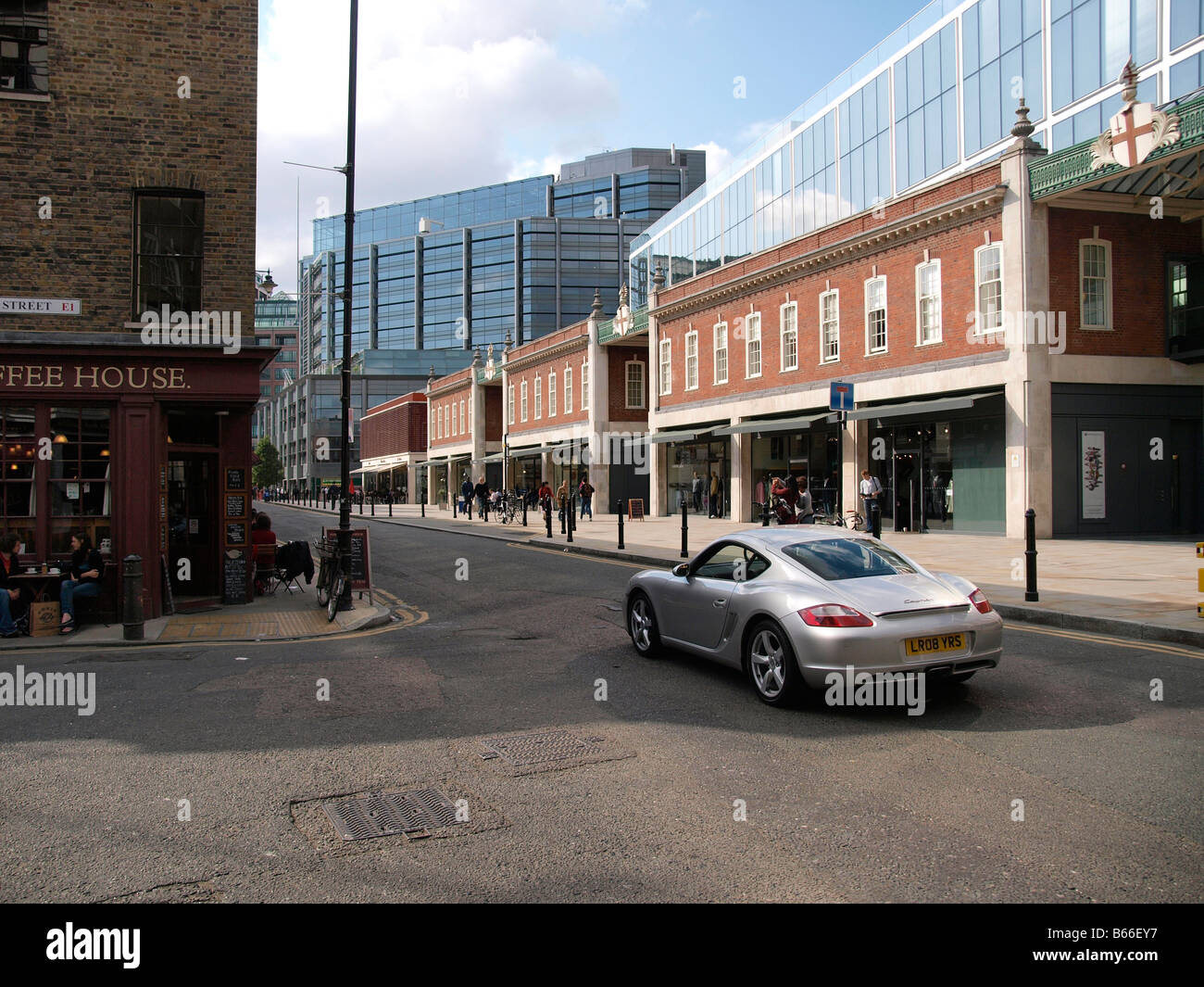 Marché de Spitalfields shopping mall avec Porsche Cayman passant London UK Banque D'Images