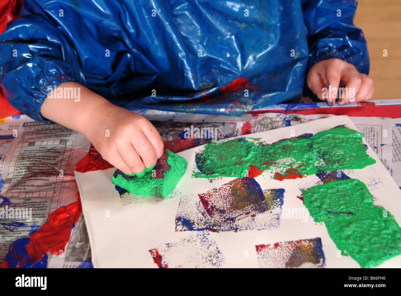 Peinture à l'éponge de l'enfant à l'école maternelle Photo Stock - Alamy