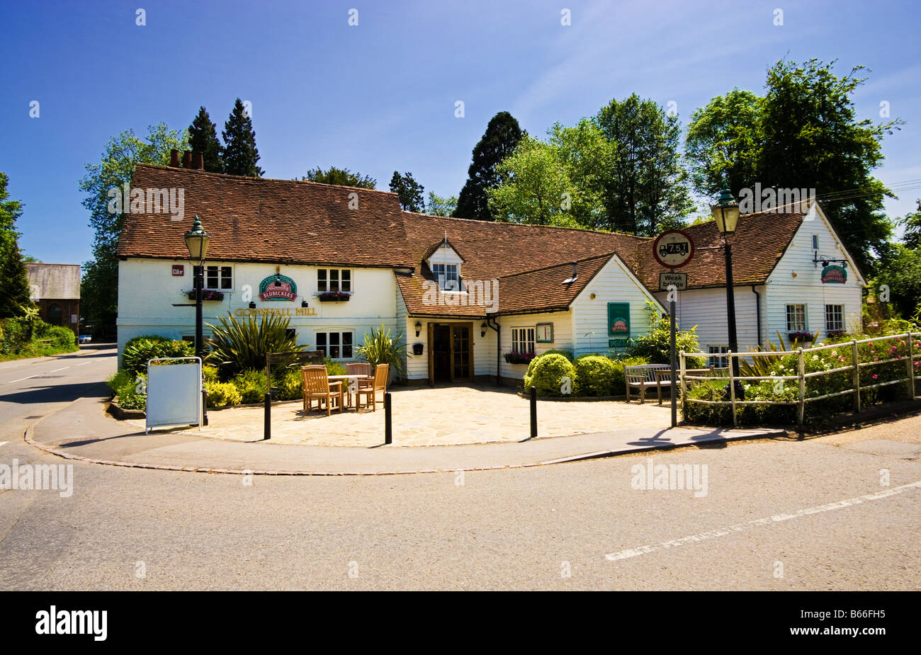 Gomshall Mill de Gomshall près de Guildford - pub et restaurant traditionnel à Surrey, England, UK Banque D'Images