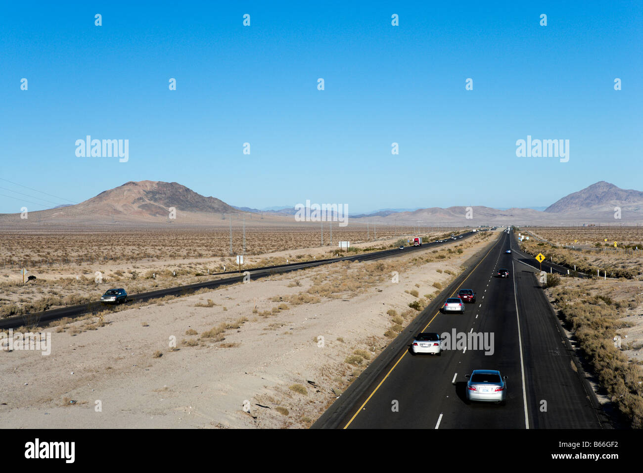 Le trafic sur l'Interstate 15 dans le désert de Mojave entre Las Vegas et Los Angeles, Californie Banque D'Images