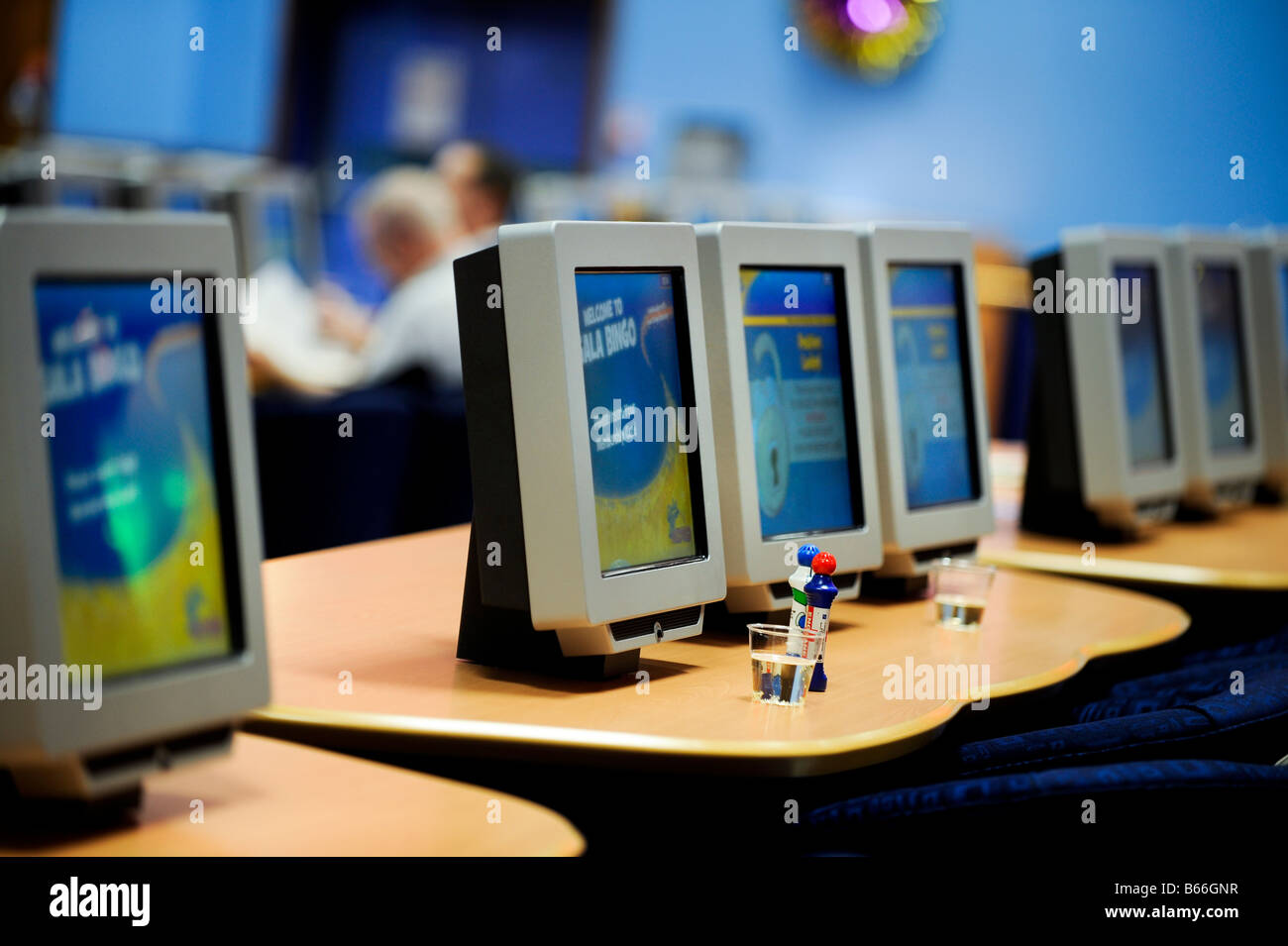 Salle de Bingo Gala avec des écrans et des stylos daub prêt pour un jeu. Banque D'Images