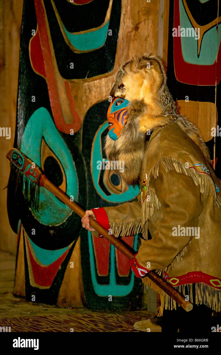 Les Indiens Tlingit magnifiquement ornés costumes des danseurs à Haines Alaska Chilkat Banque D'Images