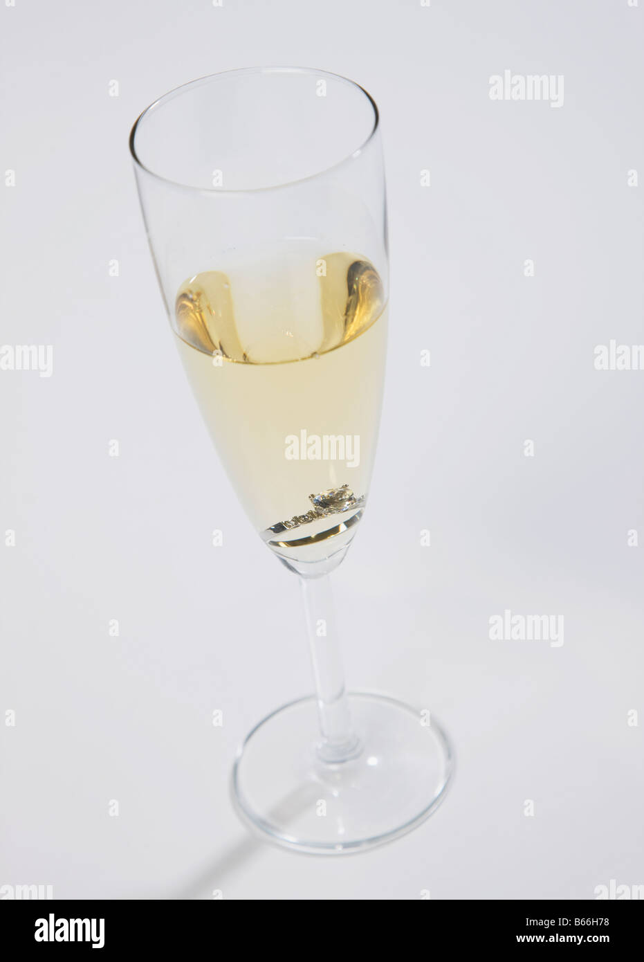 Flûte à champagne avec bague de fiançailles à l'intérieur Banque D'Images