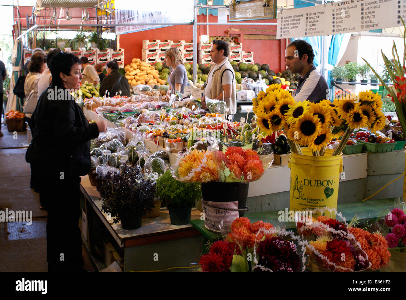 Les gens shopping à un stand de fruits et légumes dans le Marché Atwater, Montréal, Québec, Canada Banque D'Images