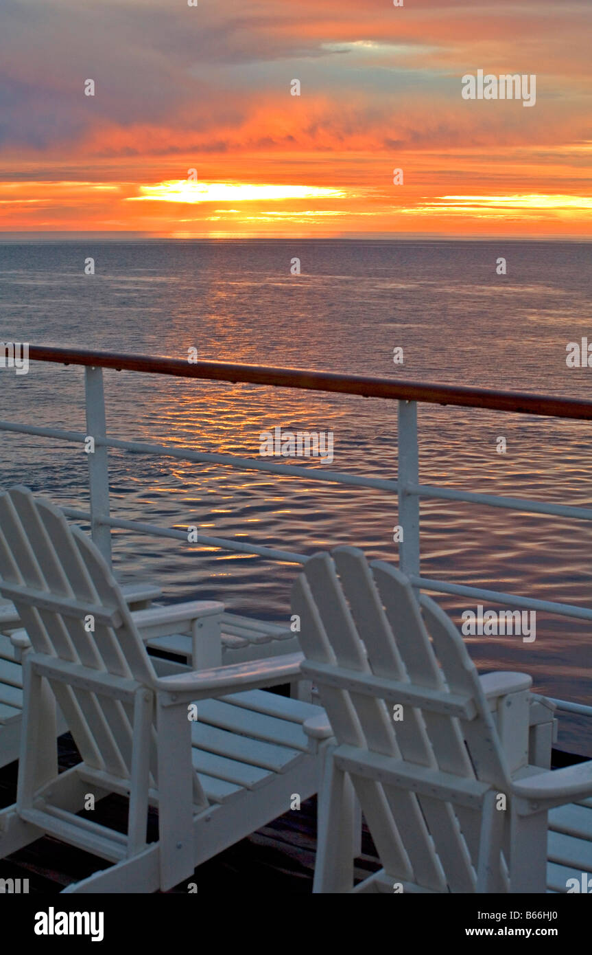 Coucher du soleil depuis les chaises sur bateau de croisière mer de Cortez Banque D'Images