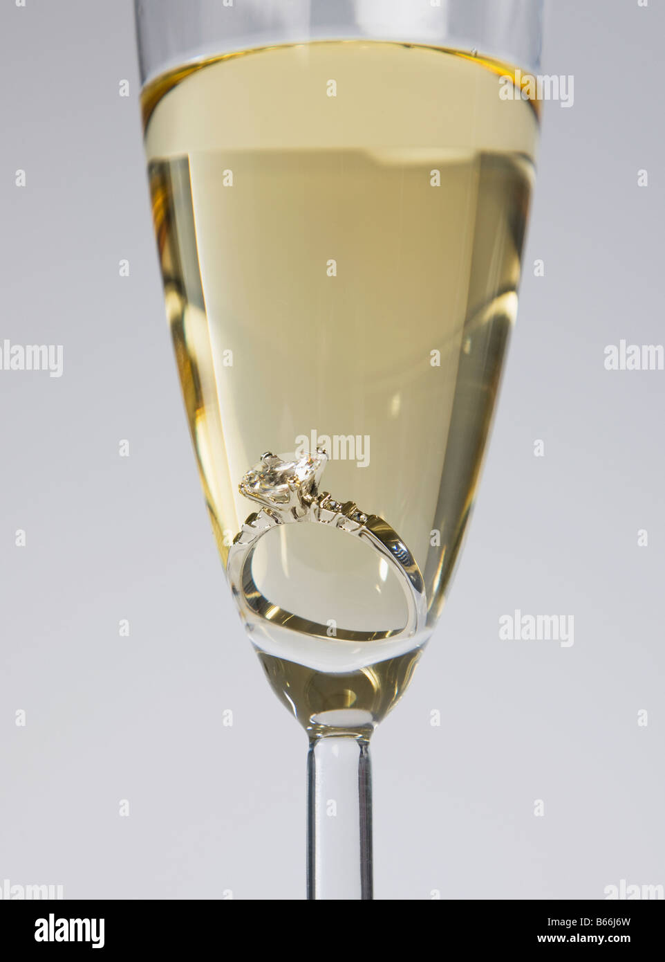 Flûte à champagne avec bague de fiançailles à l'intérieur Banque D'Images