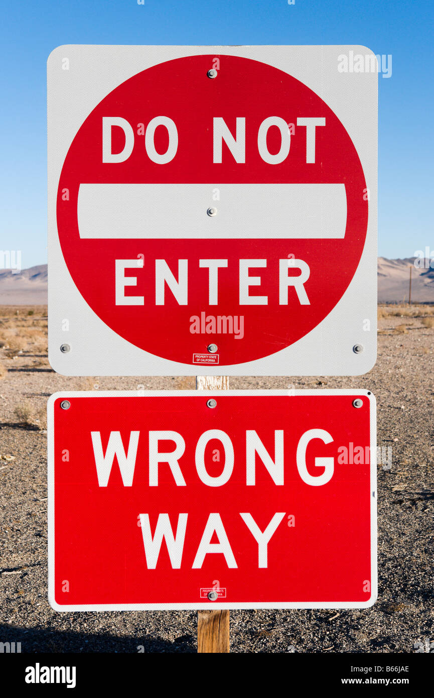 Ne pas saisir / mauvaise façon signe sur J15 dans le désert de Mojave, Californie Banque D'Images
