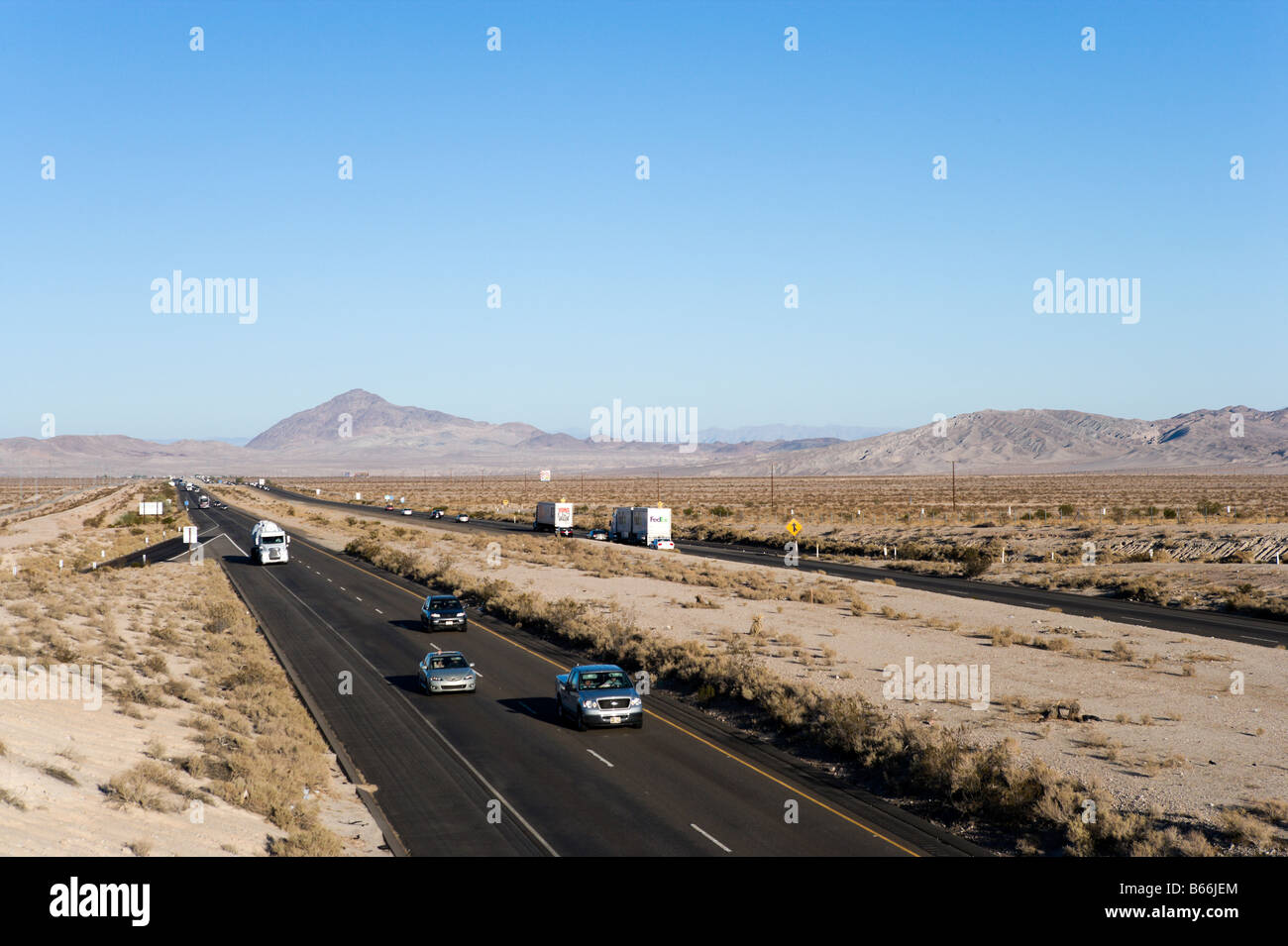 Le trafic sur l'Interstate 15 dans le désert de Mojave entre Las Vegas et Los Angeles, Californie Banque D'Images