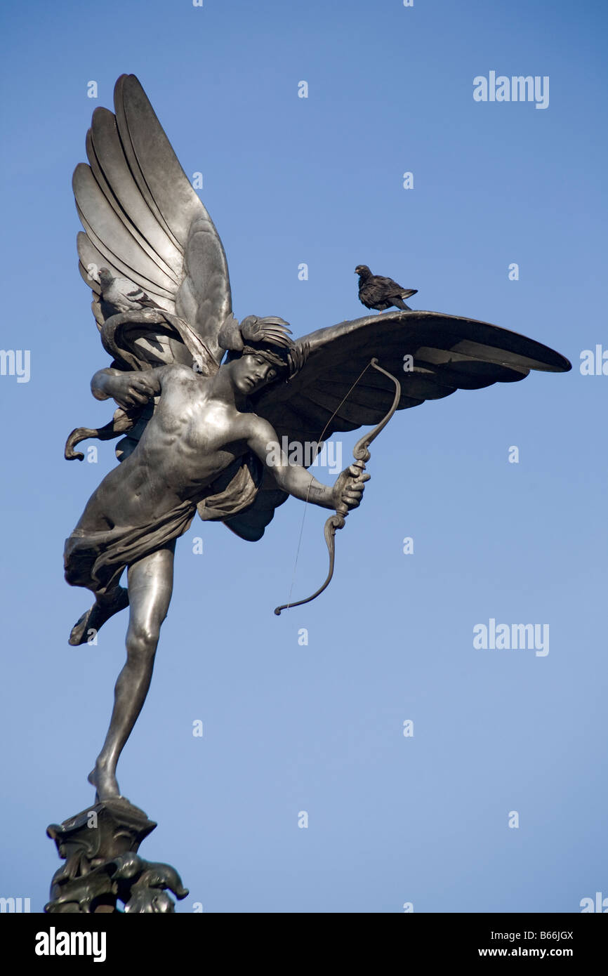 Deux pigeons assis sur la statue d'Eros de Piccadilly Circus London England UK Banque D'Images