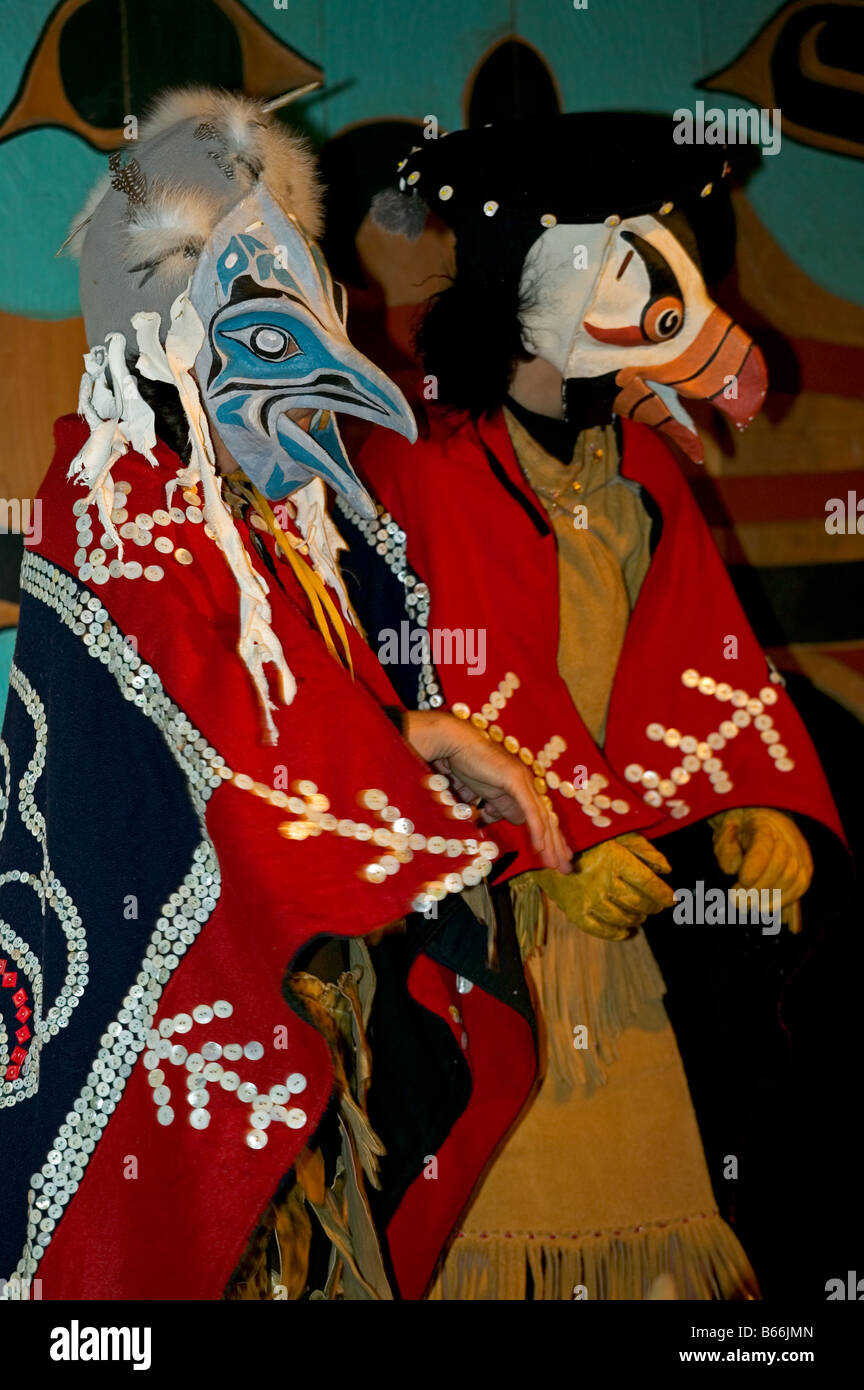 Native American ornent les costumes des danseurs Chilkat dans un spectacle à Haines, Alaska. Banque D'Images