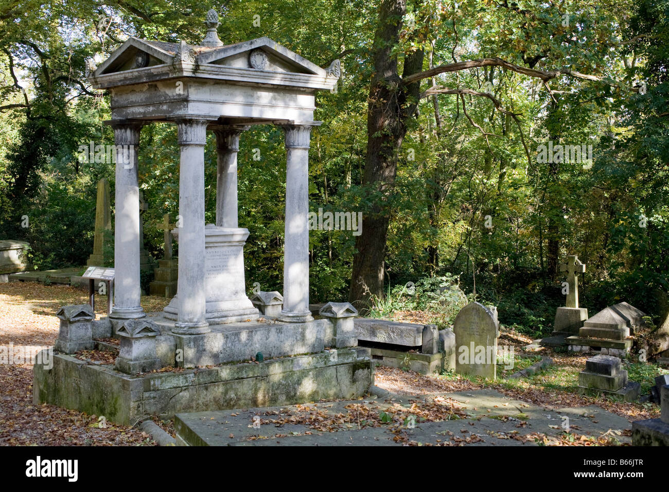 Des tombes. Nunhead Cemetery, Nunhead, London, England, UK Banque D'Images