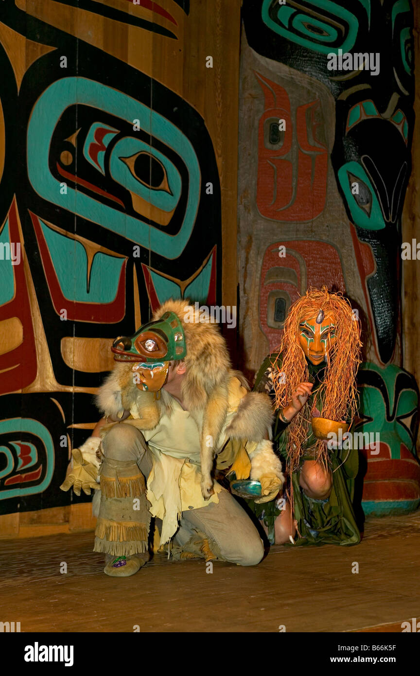 Danseurs indiens Tlingit de l'Alaska Haines assumer dans le lodge Banque D'Images