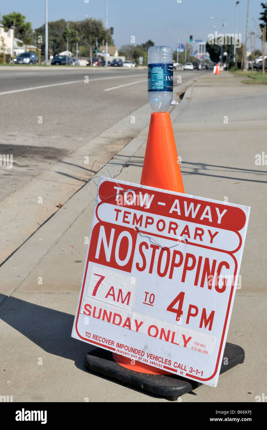 Trafic Orange signe avec cône en informant sur les restrictions temporaires de stationnement Banque D'Images