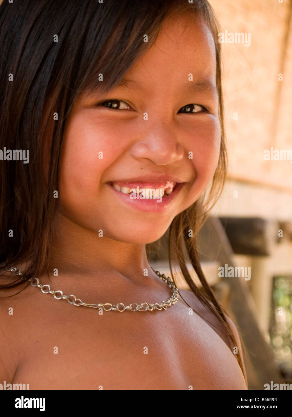 Fille d'ajo avec grand sourire à Muang Ngoi village dans le nord du Laos Banque D'Images