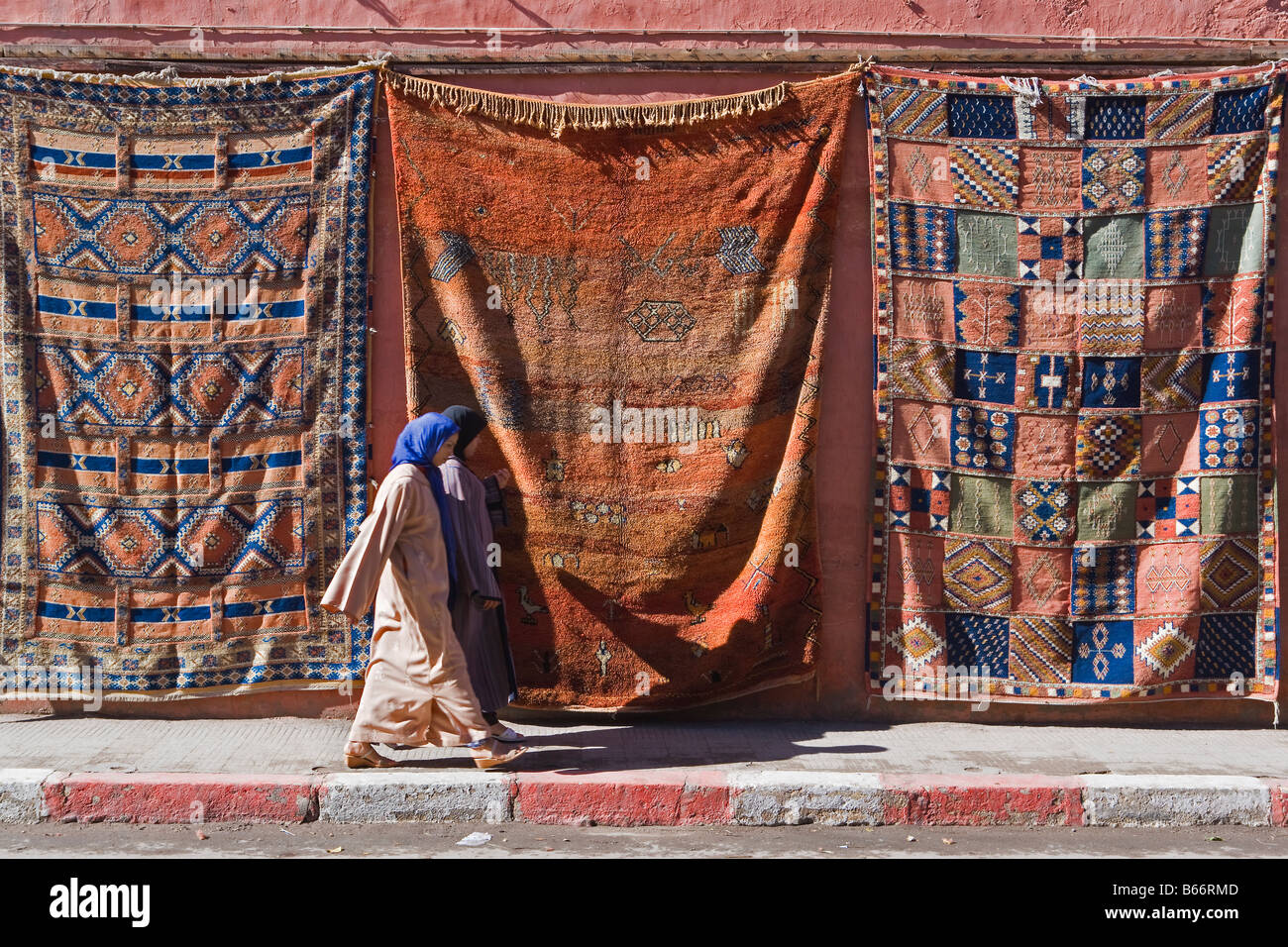 La pendaison des tapis sur le mur, district de Medina, Marrakech, Maroc Banque D'Images