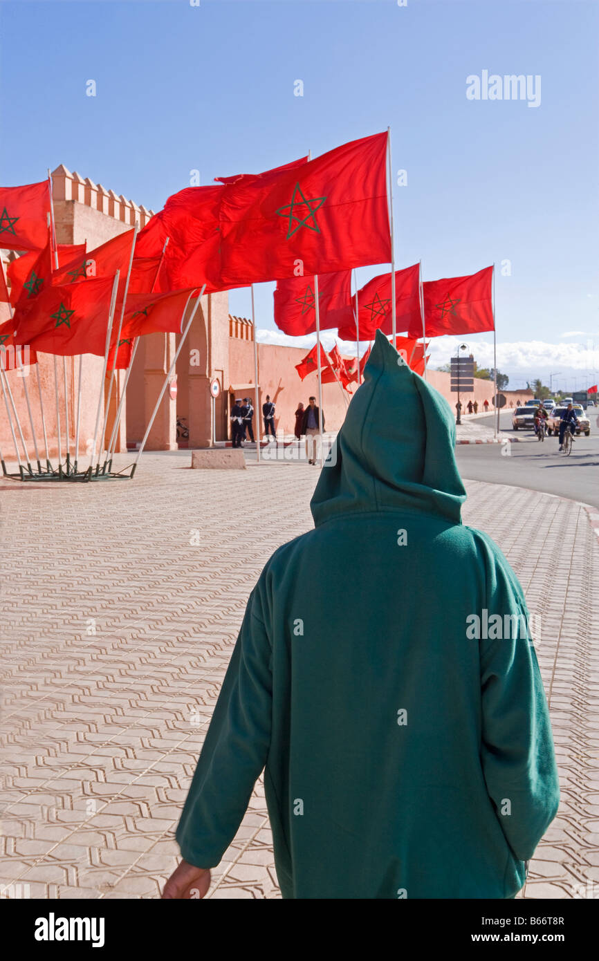 Des drapeaux marocains par les murs de la ville, Marrakech, Maroc Banque D'Images