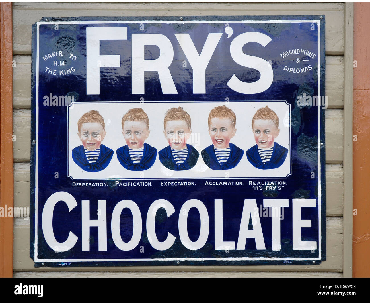 Affiche pour Fry's chocolat sur métal dans le style des années 1930. Visage du garçon avec la gamme d'expressions. Banque D'Images
