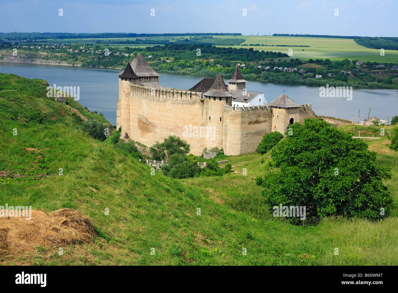 Les murs et les tours de la forteresse de Khotin (1325-1460), château médiéval, Dniestr, Podolie, Chernivtsi oblast (province), Ukraine Banque D'Images