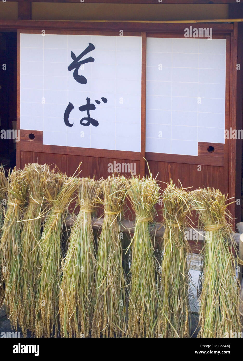 Bottes de foin Séchage par Shoji, signe de nouilles soba sur la fenêtre Banque D'Images