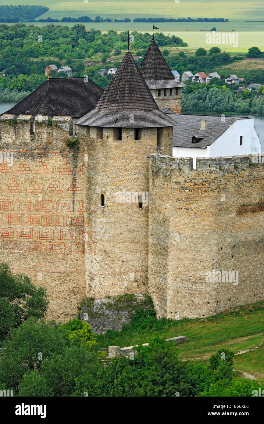 Les murs et les tours de la forteresse de Khotin (1325-1460), château médiéval, Podolie, Chernivtsi oblast (province), Ukraine Banque D'Images