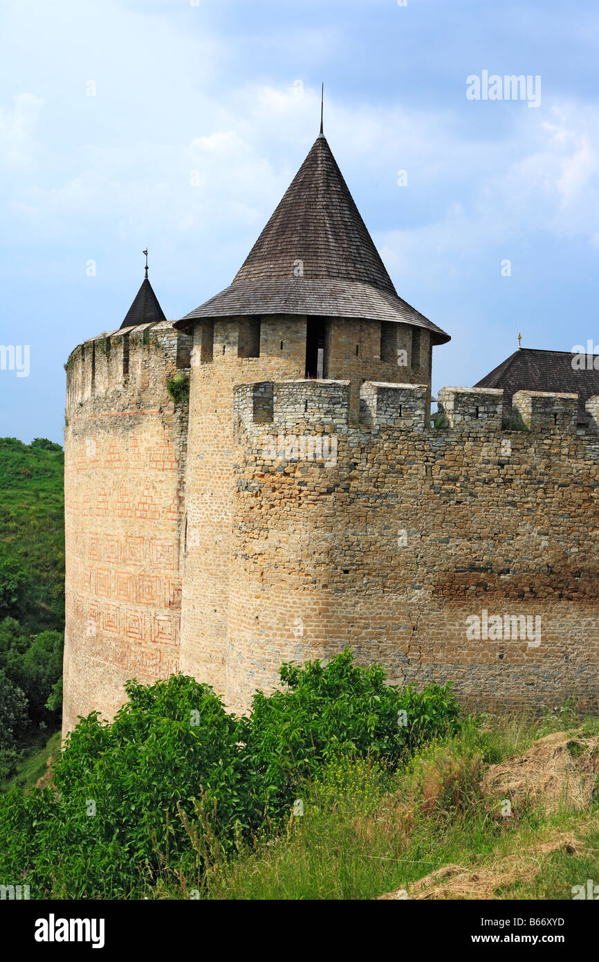 Les murs et les tours de la forteresse de Khotin (1325-1460), château médiéval, Podolie, Chernivtsi oblast (province), Ukraine Banque D'Images