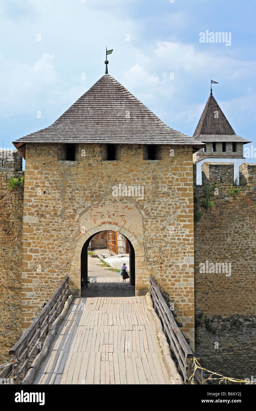 Les murs et les tours de la forteresse de Khotin (1325-1460), château médiéval, Podolie, Chernivtsi oblast (province), Ukraine Banque D'Images