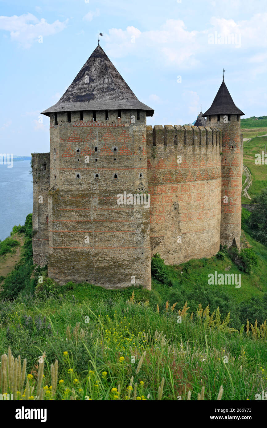 Les murs et les tours de la forteresse de Khotin (1325-1460), château médiéval, Dniestr, Podolie, Chernivtsi oblast (province), Ukraine Banque D'Images