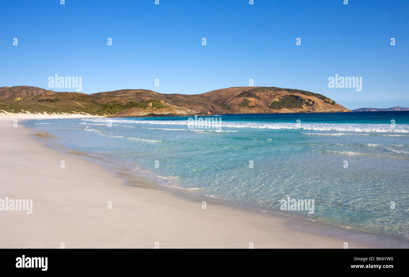 Une vague se brisant sur les plages immaculées de l'enfer Bay en Cape Le Grand National Park près de l'espérance, l'ouest de l'Australie Banque D'Images